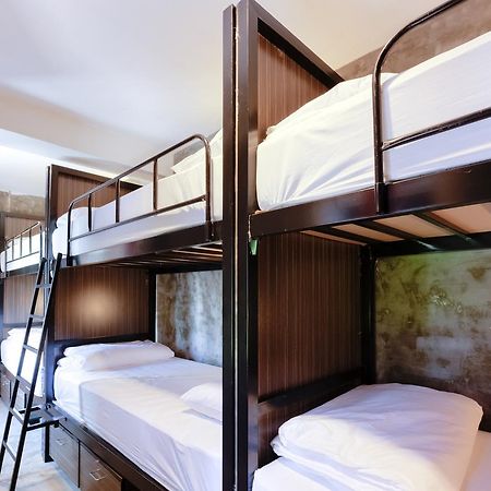 Revolution Hostel Asoke Bangkok Exteriör bild