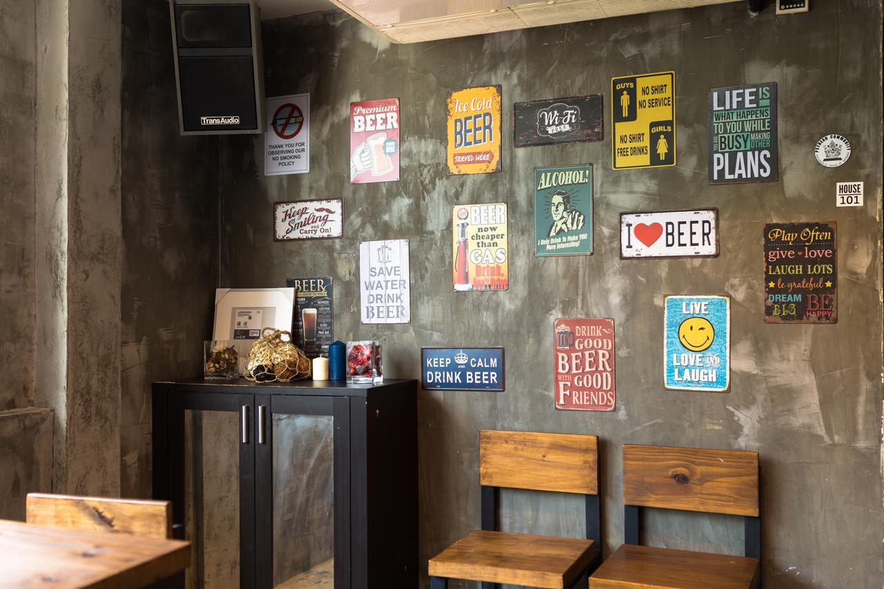 Revolution Hostel Asoke Bangkok Exteriör bild