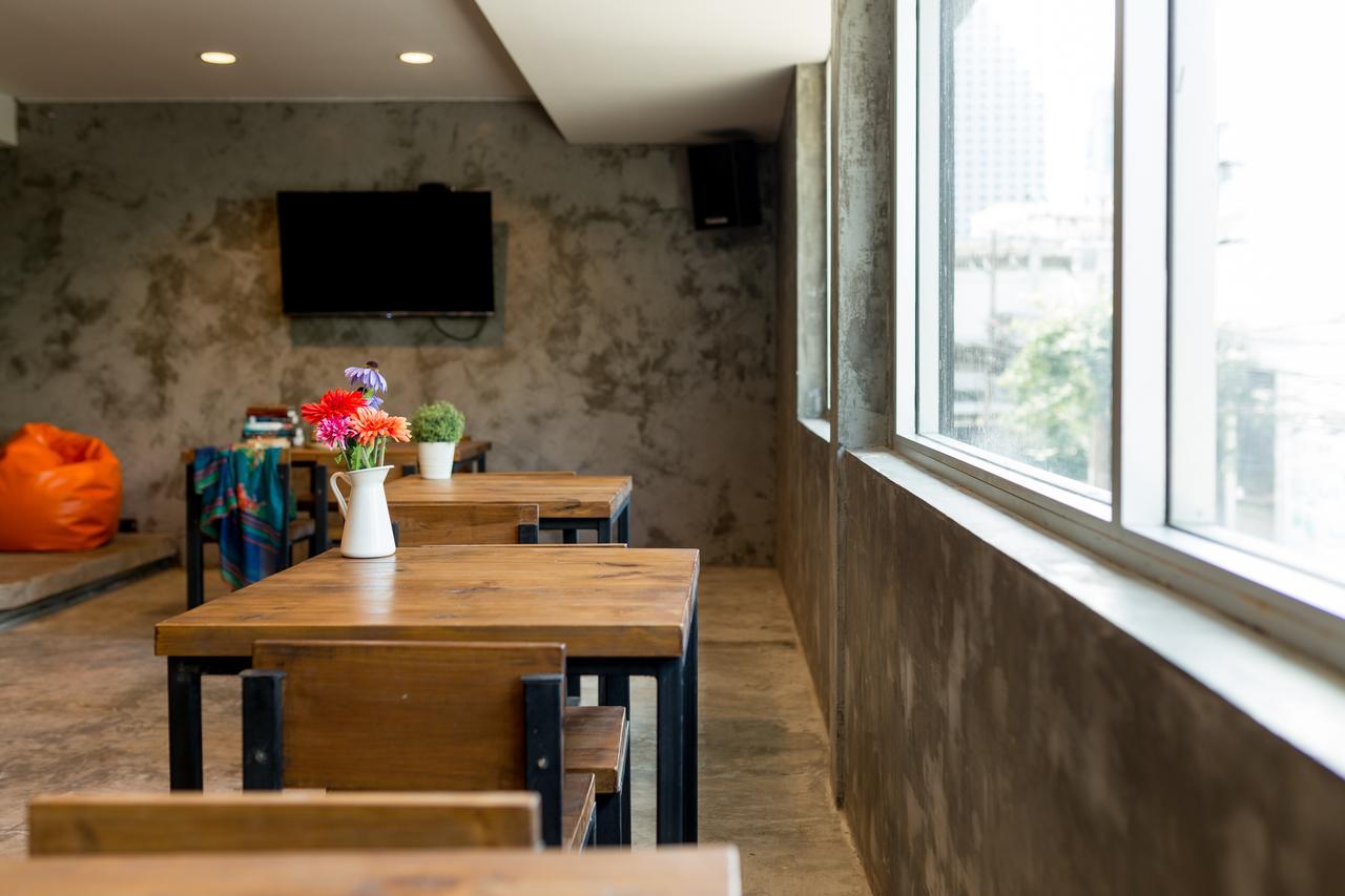 Revolution Hostel Asoke Bangkok Exteriör bild