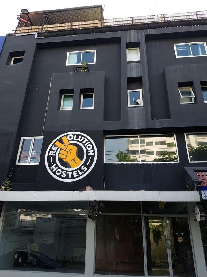 Revolution Hostel Asoke Bangkok Exteriör bild