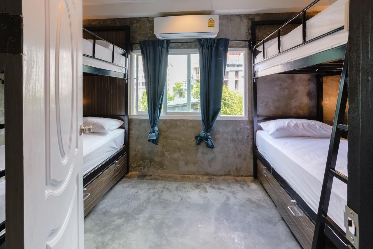 Revolution Hostel Asoke Bangkok Exteriör bild