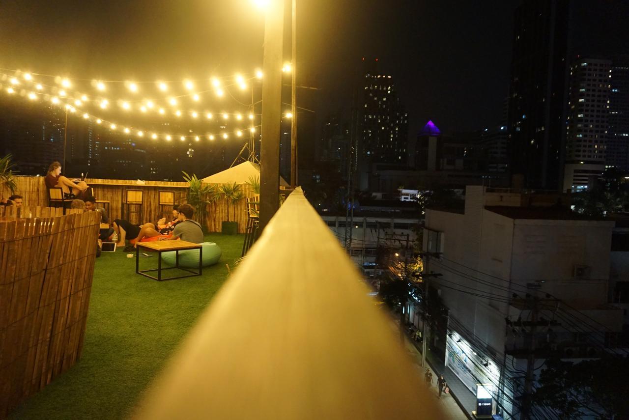 Revolution Hostel Asoke Bangkok Exteriör bild