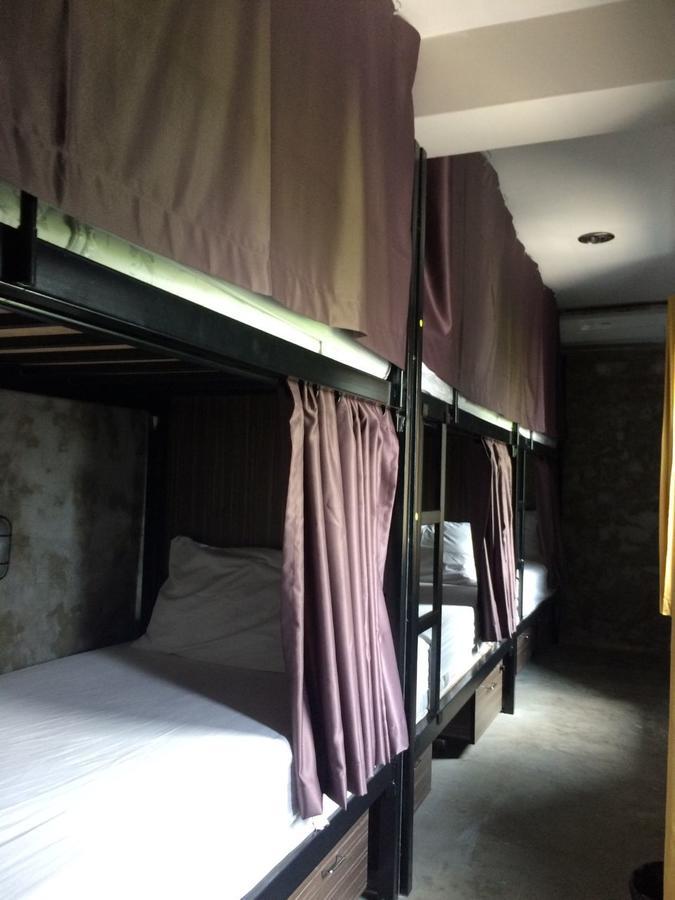 Revolution Hostel Asoke Bangkok Exteriör bild